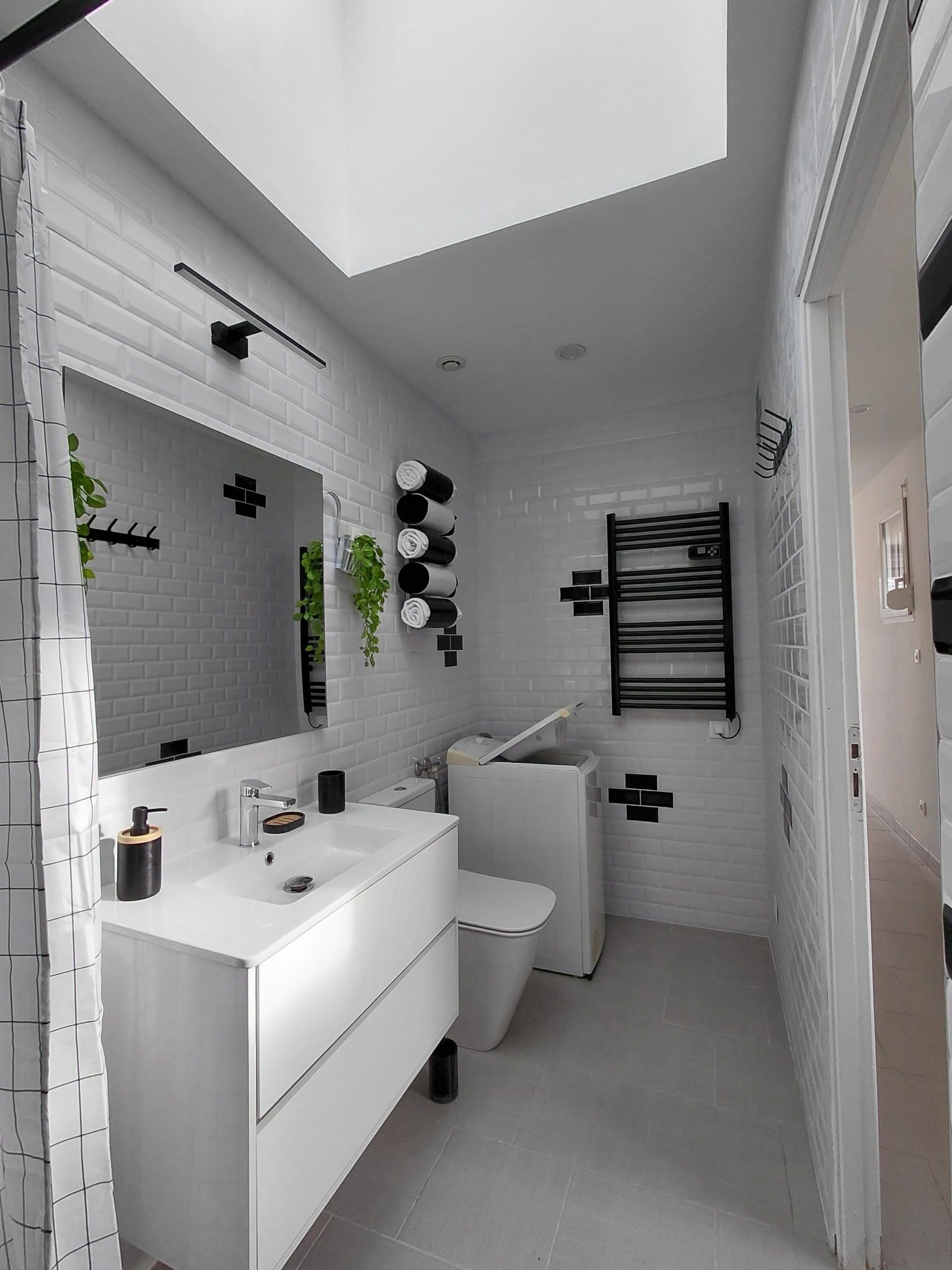 Chuveiro, secador de cabelo, toalhas de banho, papel higiênico