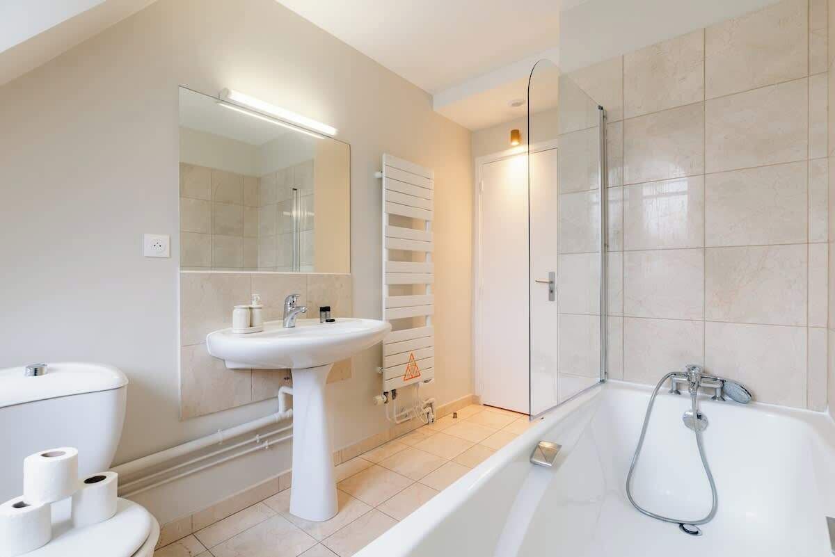 Douche, séchoir à cheveux, shampooing