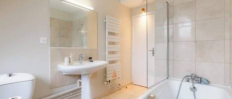 Douche, séchoir à cheveux, shampooing
