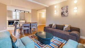 TV - Spacious designer apartment in the attic, Paris 16th arrondissement (Paris)