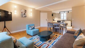 TV - Spacious designer apartment in the attic, Paris 16th arrondissement (Paris)