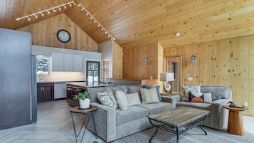 House (5 Bedrooms) | Interior