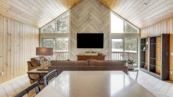 House (5 Bedrooms) | Interior