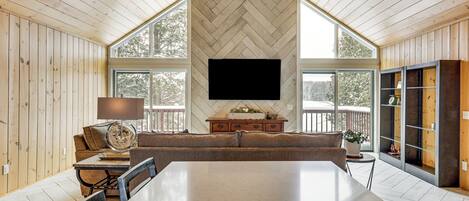 House (5 Bedrooms) | Interior