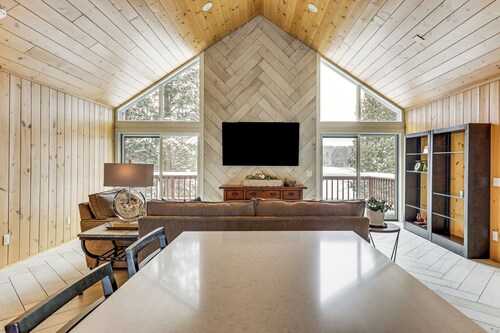 Sauna & Game Room! Tranquil Retreat on Grace Lake