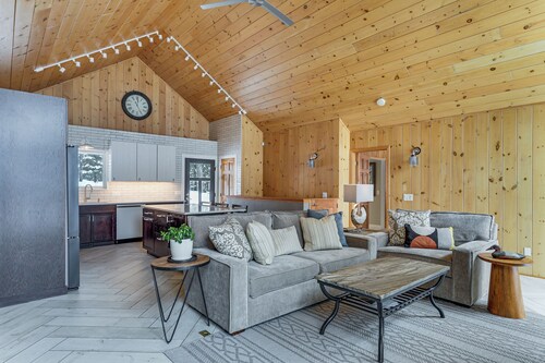 Sauna & Game Room! Tranquil Retreat on Grace Lake