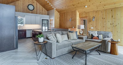 Sauna & Game Room! Tranquil Retreat on Grace Lake