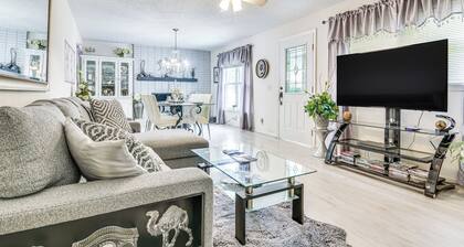 Hot Tub, Home Gym, Decks! Retreat 9 Mi to Mt Airy