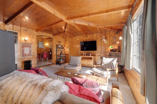Great for Families! Woodsy Truckee Haven w/ Deck