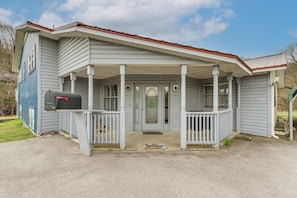 House (6 Bedrooms) | Interior - Rural Group Getaway w/ Creek Access in Berryville! (Berryville)