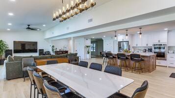 House (5 Bedrooms) | Interior