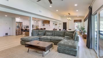 House (5 Bedrooms) | Interior