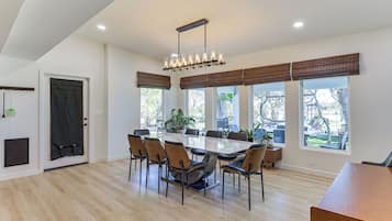 House (5 Bedrooms) | Interior