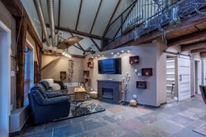 Living area - This charming spacious post-and-beam gateway approx. 5 mins from Pt Dover beach. (Simcoe)