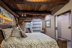 Room - This charming spacious post-and-beam gateway approx. 5 mins from Pt Dover beach. (Simcoe)