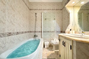 Shower, hair dryer, towels - ALTURA TYPICAL HOUSE by HOMING (Altura)