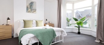 Spacious 6-Bed Home for Work Crews & Groups