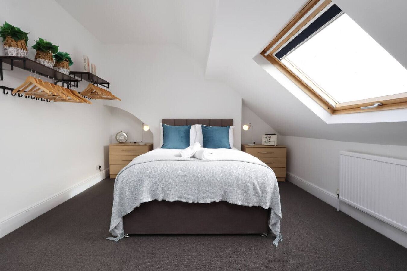 6 bedrooms, desk, iron/ironing board, travel cot