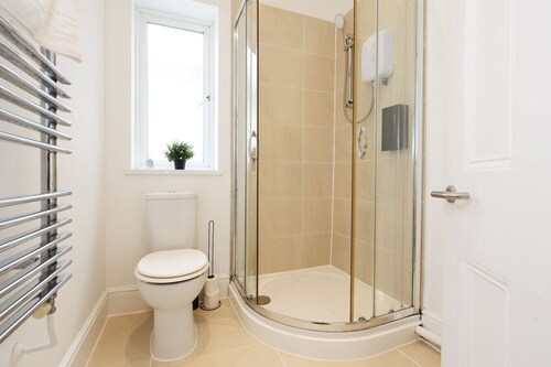 Spacious 6-Bed Home for Work Crews & Groups