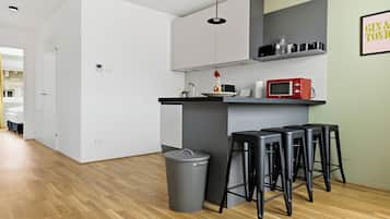 Full-size fridge, microwave, stovetop, dishwasher