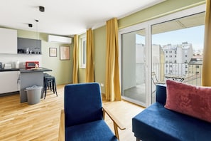 Signature-Apartment | Wohnbereich | 50-Zoll-Smart-TV mit Satellitenempfang, Netflix, Fußbodenheizung