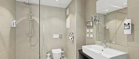 Estudio Deluxe | Baño | Ducha, artículos de higiene personal gratuitos y secador de pelo