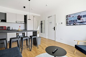 Superior-Apartment | Wohnbereich | 50-Zoll-Smart-TV mit Satellitenempfang, Netflix, Fußbodenheizung
