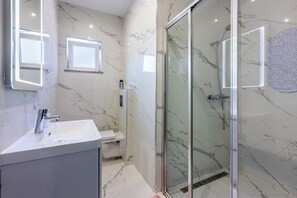 Shower, towels, soap - Beautiful apartment near the beach with pool (Crikvenica)