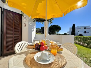 Outdoor dining - ALBUFEIRA BALAIA GOLF VILAGE 8 WITH POOL by Homing (Albufeira)
