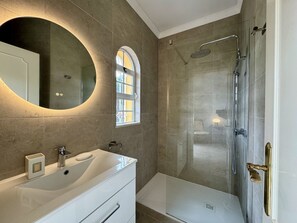 Een douche, een haardroger, handdoeken