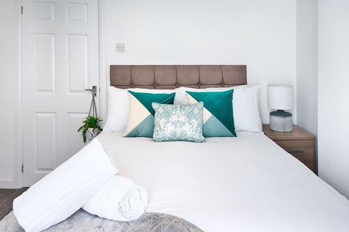4-Bed Swansea City Home | Walk to Centre | Ideal for Groups