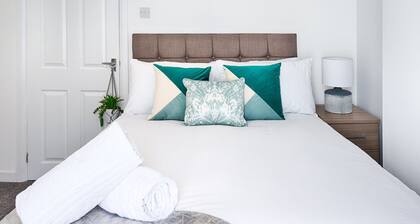 4-Bed Swansea City Home | Walk to Centre | Ideal for Groups