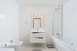 Shower, hair dryer, towels - LAGOS MARINA VIEW 2 WITH POOL by HOMING (Lagos)