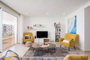 TV - LAGOS MARINA VIEW 2 WITH POOL by HOMING (Lagos)