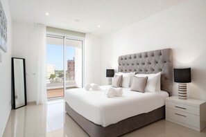 3 bedrooms, iron/ironing board, free WiFi, bed sheets - LAGOS MARINA VIEW 2 WITH POOL by HOMING (Lagos)