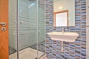 Shower, hair dryer, towels - LAGOS PALM TREE 1 WITH POOL by HOMING (Lagos)