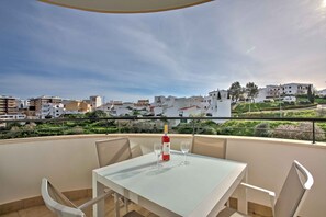 Outdoor dining - LAGOS PALM TREE 1 WITH POOL by HOMING (Lagos)