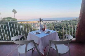 Outdoor dining - Golf Juan - Vallauris / Exceptional south-facing sea view (Vallauris)
