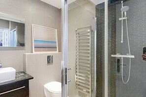 Dusche, Haartrockner, Handtücher, Toilettenpapier