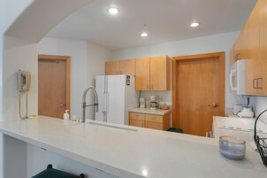 Condo, 1 quarto | Cozinha privada | Geladeira, fogão, cafeteira/chaleira, torradeira