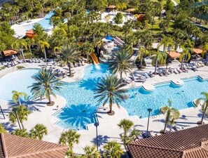 Ett semesterparadis med flera pooler, palmer och avkopplande loungeområden.