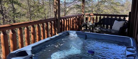 Cabin, 3 Bedrooms | Outdoor spa tub