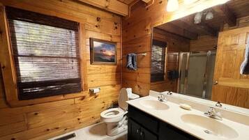 Cabin, 3 Bedrooms | Bathroom | Towels