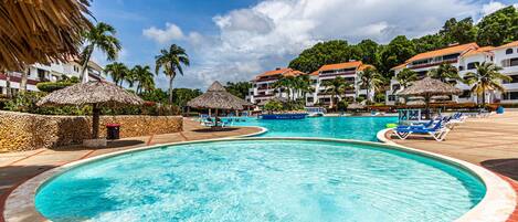 Huoneisto, 2 makuuhuonetta, parveke, näköala uima-altaalle | Uima-allas