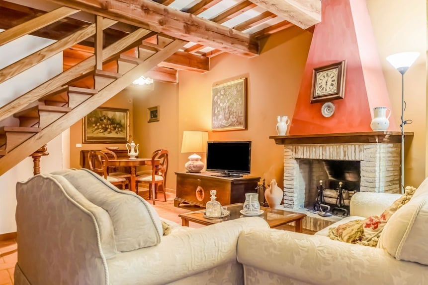 Romantic 95 Sqm Flat On Two Floors (No Lift), With Two Bedrooms Which Can Accommodate Up To 4 People.the Apartment Is Located In The Centre (Restricted Traffic Area) In The Heart Of The Historic Centre Of Urbino. The Accommodation Enjoys An Enviable Loca - Urbino
