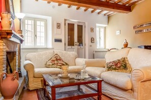 Living area - Romantic 95 sqm flat on two floors (NO lift), with two bedrooms which can accommodate up to 4 people.The apartment is located in the centre (Restricted Traffic Area) in the heart of the historic centre of Urbino. The accommodation enjoys an enviable loca (Urbino)