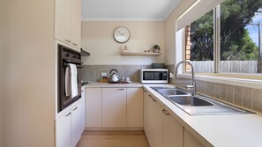 Private kitchen - Cowes Monash Hideaway (Cowes)
