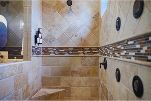 Casa, varias habitaciones, alberca privada | Baño | Amenidades de baño gratuitas, jabón, shampoo, papel de baño 