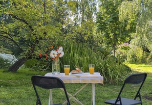 Outdoor dining - Charming house surrounded by nature in Bariloche (San Carlos de Bariloche)