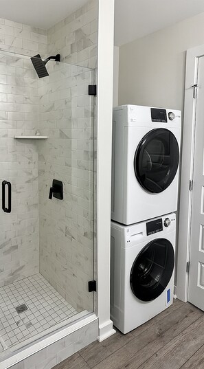 Regadera, toallas, papel de baño 